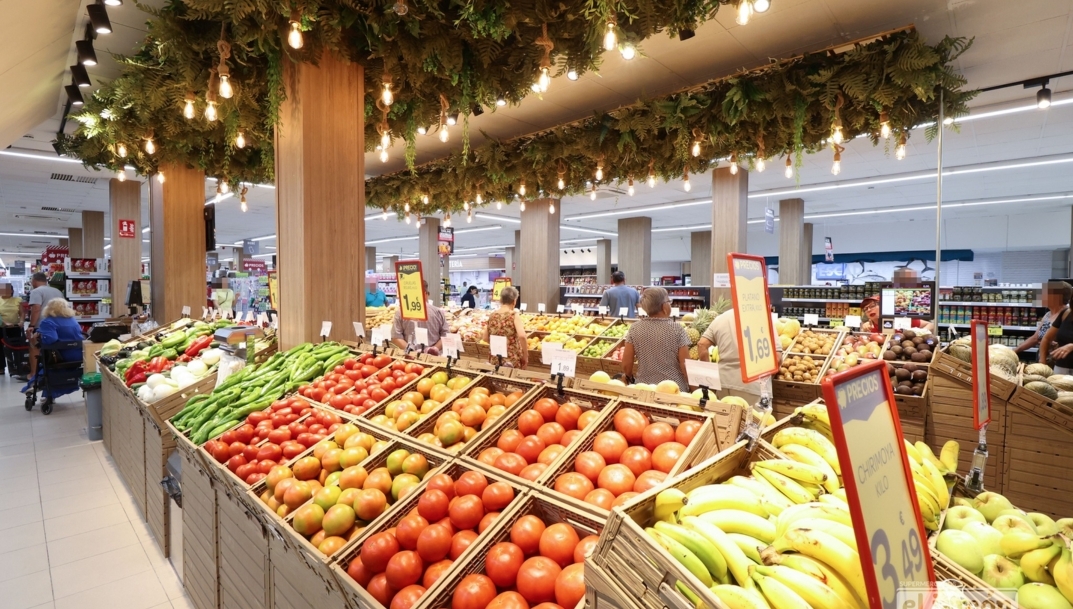 Sección de frutería en nuevo supermercado de El Jamón en Sanlúcar de Barrameda.