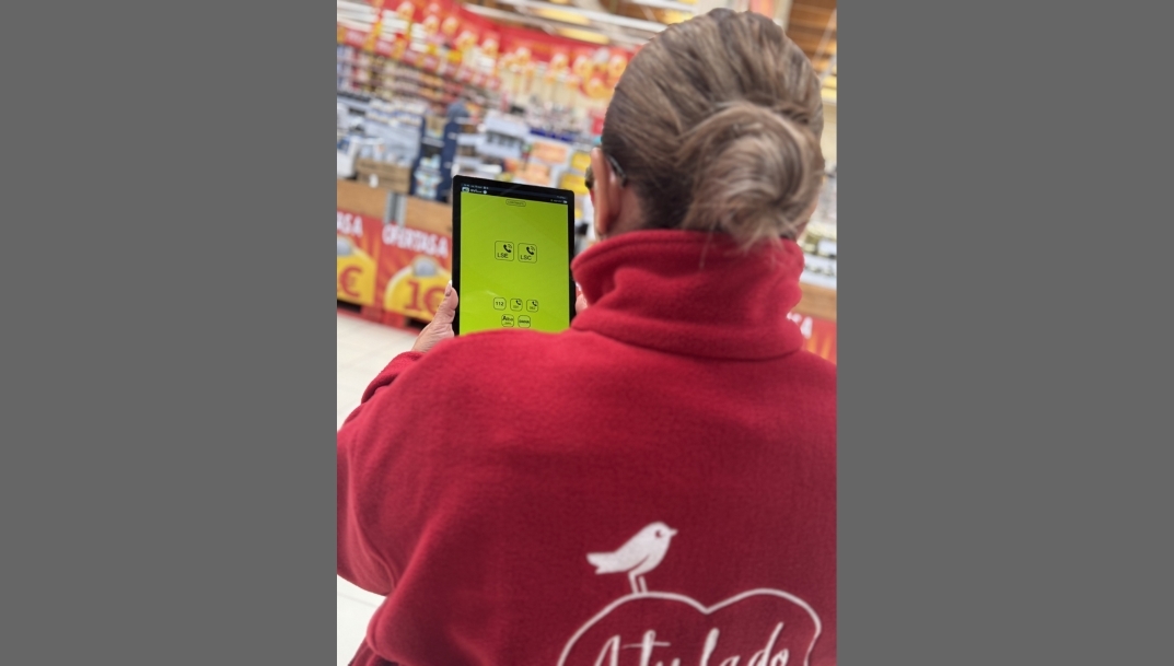 Empleada de Alcampo utilizando el servicio de videointerpretación SVisual. - 