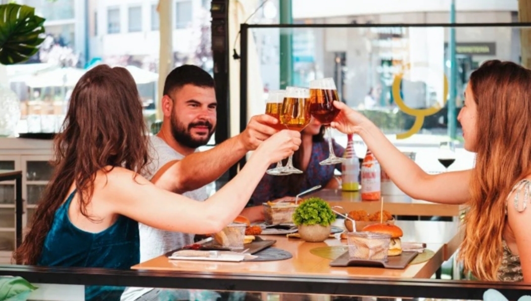 El gasto en restaurantes alcanza máximos históricos, pero las visitas siguen por dejado de los niveles pre-Covid