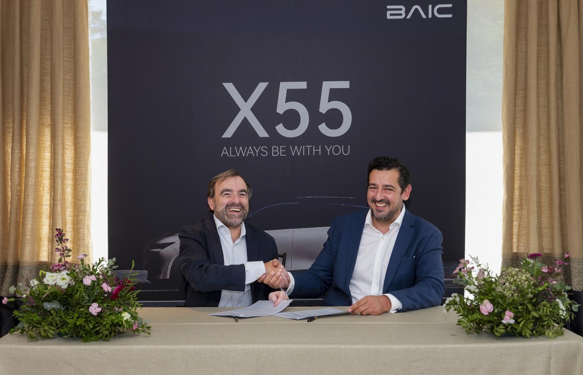 Julián Alfonso Alonso, presidente de Grupo Invicta, con César Sanz, secretario ejecutivo de Fagenauto. - 