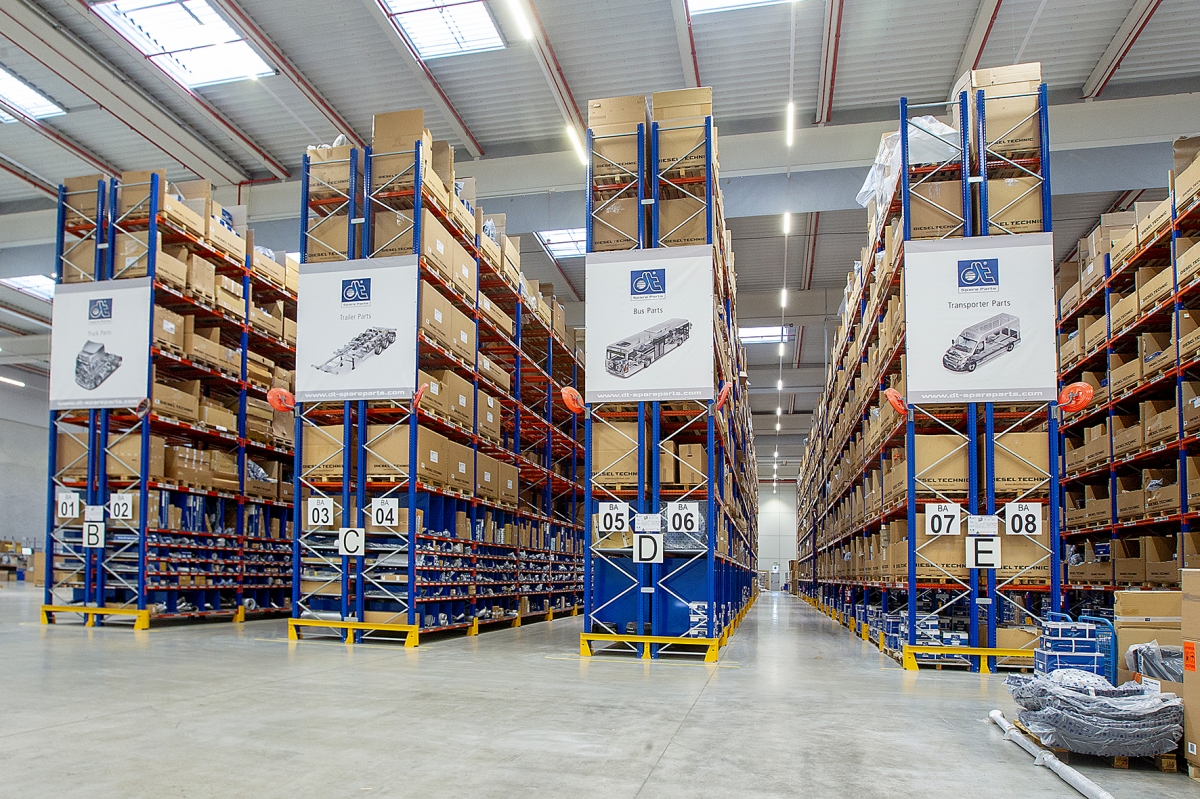 Imagen de las cabeceras de los pasillos del almacén en Torrejón de Ardoz (Madrid).