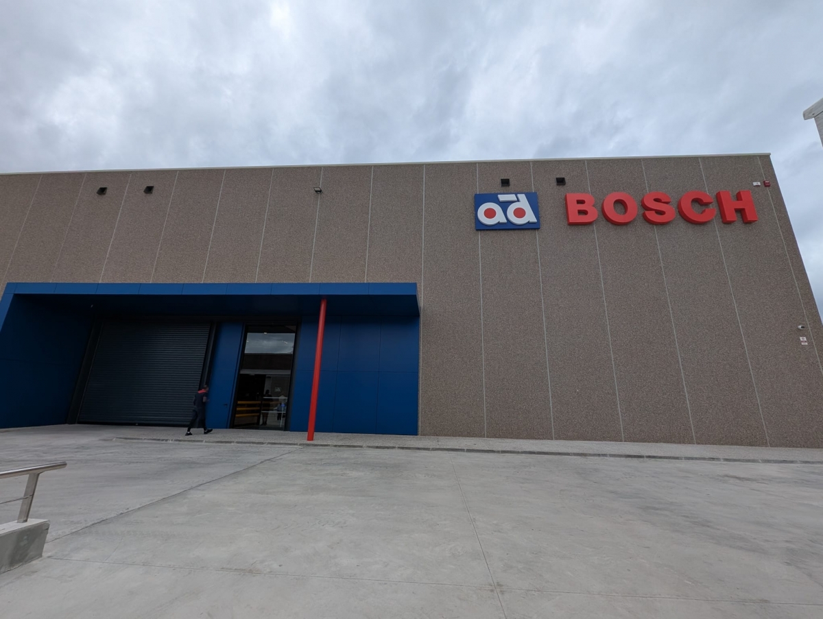 Acceso peataonal directo al nuevo almacén.