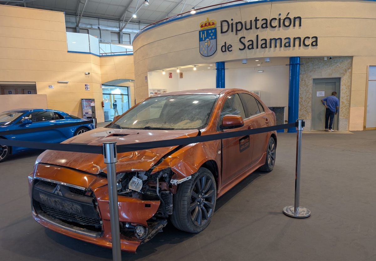 Vehículo recuperado de la Dana de Valencia expuesto antes de su reparación durante el festival.