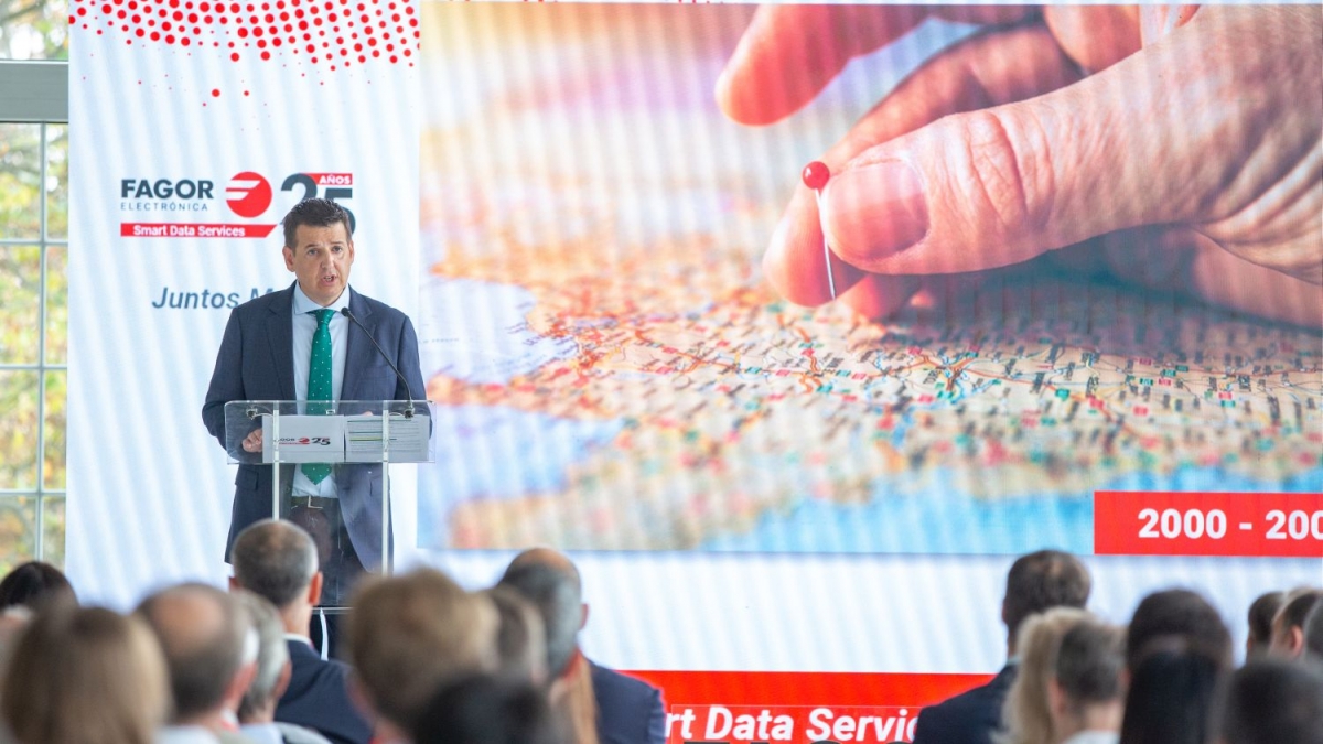 Marcos Sánchez, director de negocio de Smart Data Services, se dirige a las decenas de asistentes al evento. - 