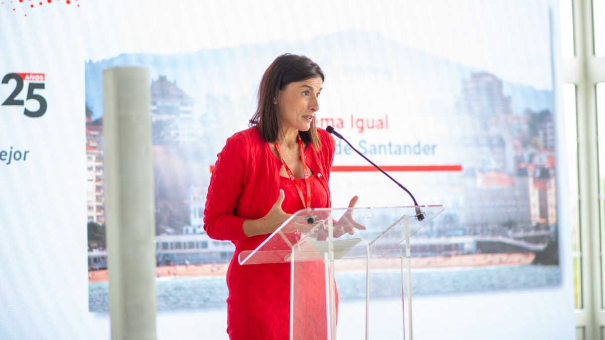 La alcaldesa de Santander, Gema Igual, no quiso perderse el 25 aniversario de esta compañía cántagra