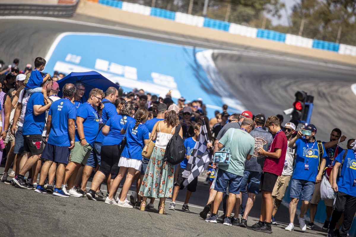 La marea azul de NAPA lleno de colorido el circuito Ángel Nieto de Jerez.