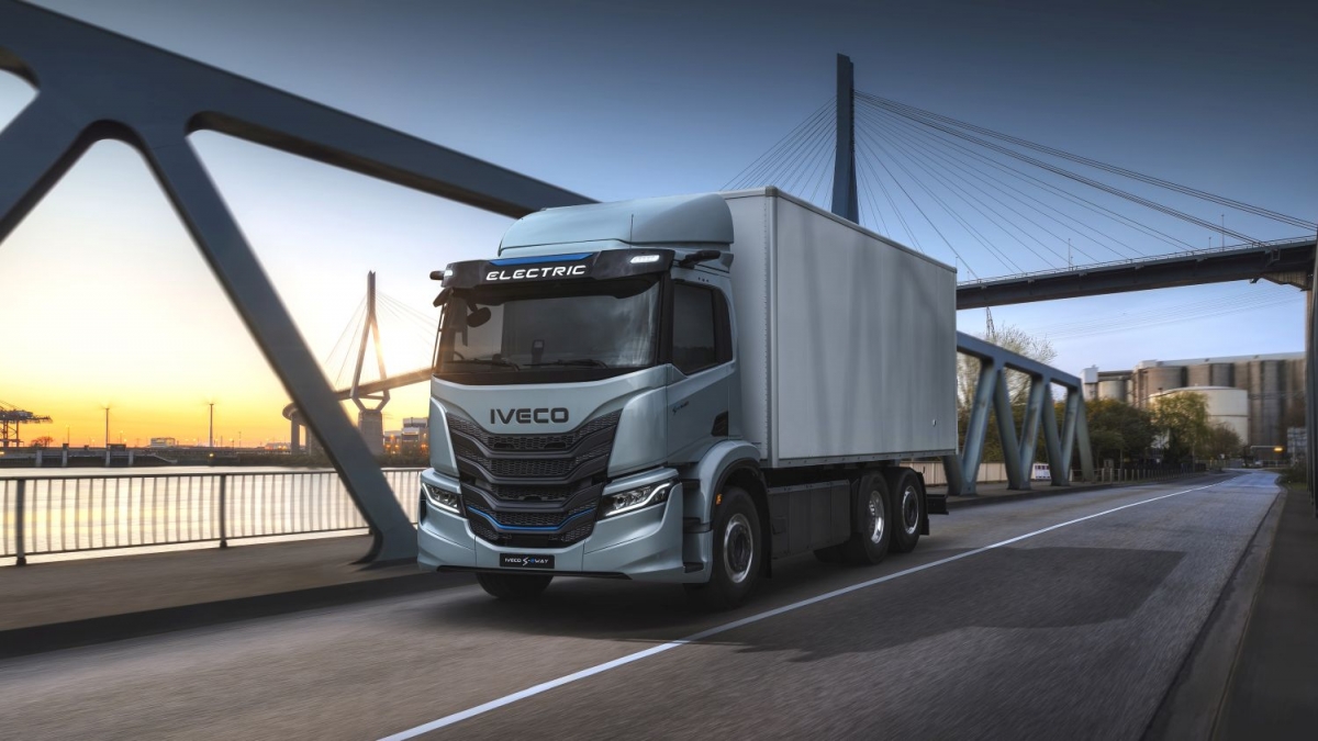 En este modelo, la carga rápida de hasta 350 kW permite recuperar aproximadamente 200 km de autonomía en apenas 45 minutos. - 