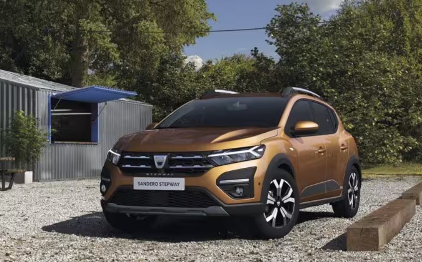 Dacia Sandero, pese al ascenso del Tesla Model 3, y Toyota no aflojan el paso como vehículo y marca más vendidas de septiembre