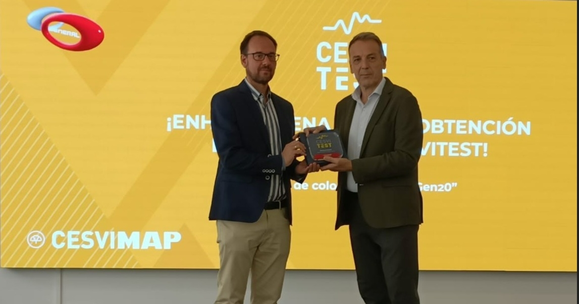 José Luis Guerrero (derecha), director comercial de GPC, recibe el sello Cesvitest. - 