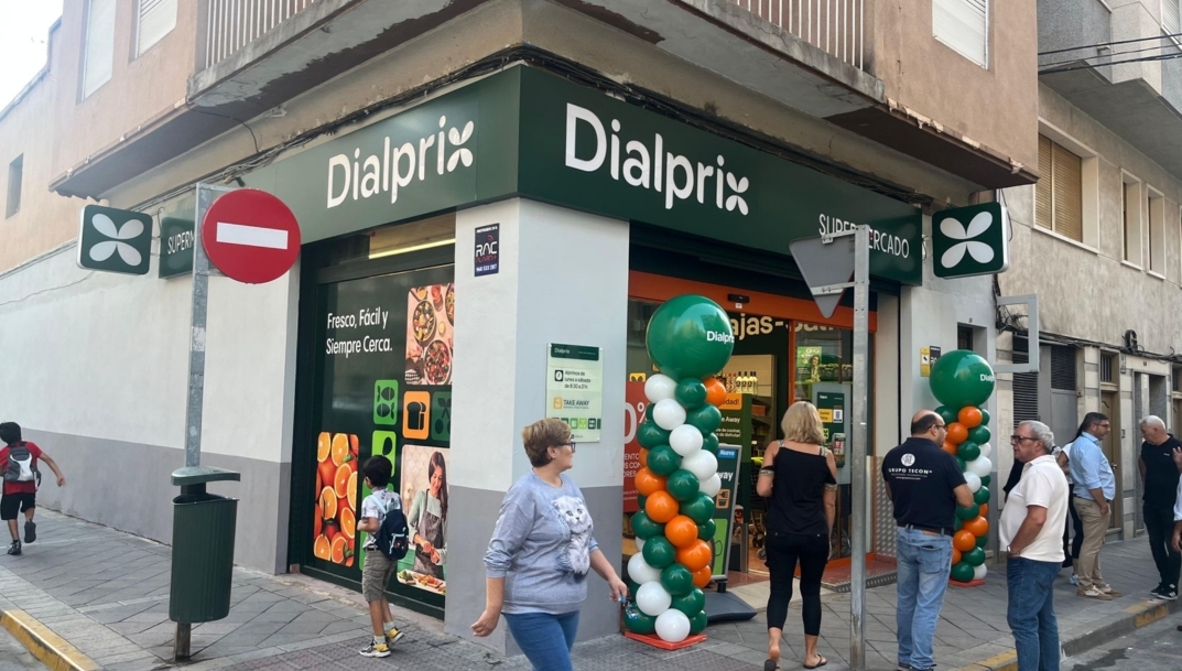 Fachada del nuevo Dialprix reformado de Elche (Alicante).