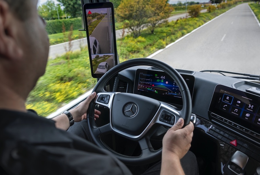 También las mirror-cam de Mercedes-Benz Trucks también van por su segunda generación.