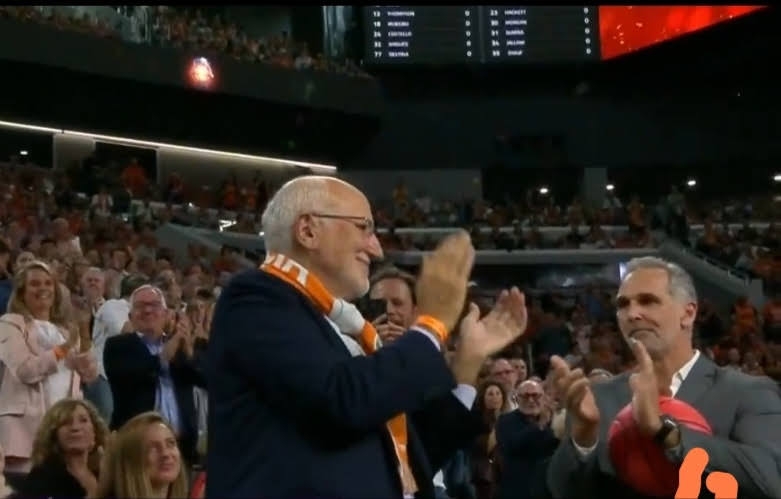 Juan Roig, un ídolo en Valencia: La emocionante ovación que conmovió al Roig Arena