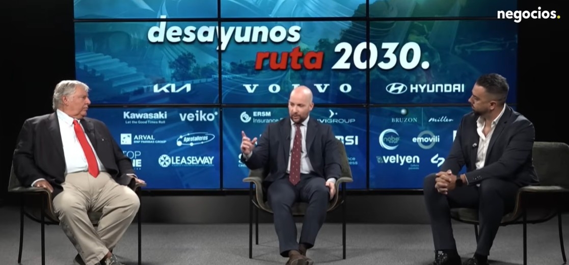 El presentador Javier de Ulacia, izquierda, junto a los invitados Álvaro Barrales (Opisto), centro, y Joaquín Cenit (Desguace Suspiro), derecha. - 