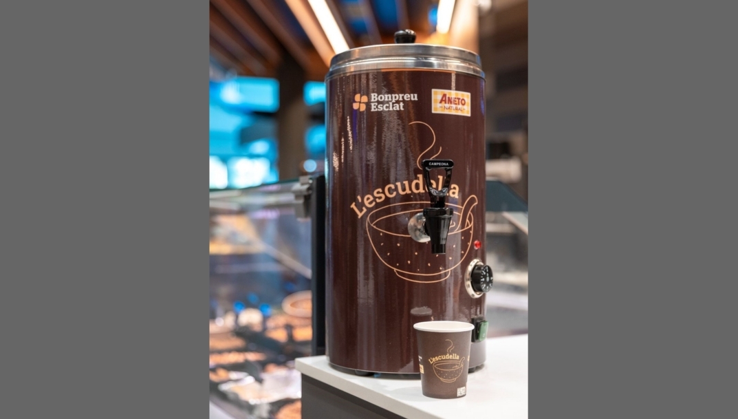 Máquina expendedora de caldo caliente Aneto en un supermercado Esclat. - 