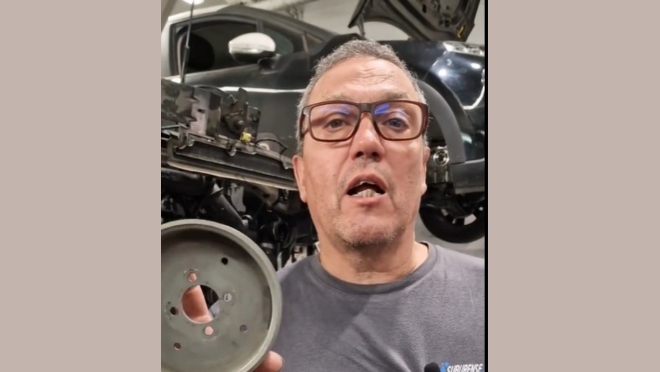 Francesc Gorjón, con la polea que debe colocar a la bomba de agua en la reparación del coche. - 