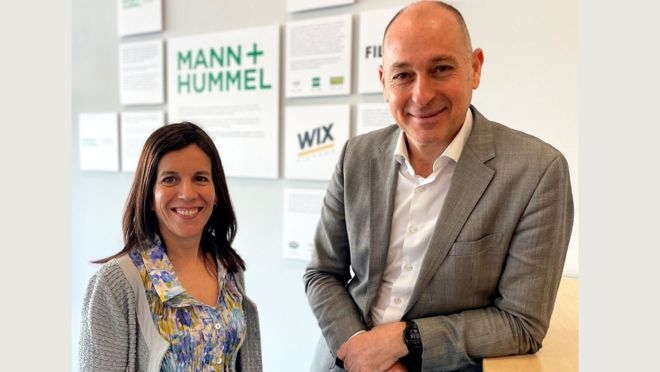 Norma Torres, flamante directora de Ventas, junto a Jorge Sala, vicepresidente del mercado de posventa de automoción para Europa. - 