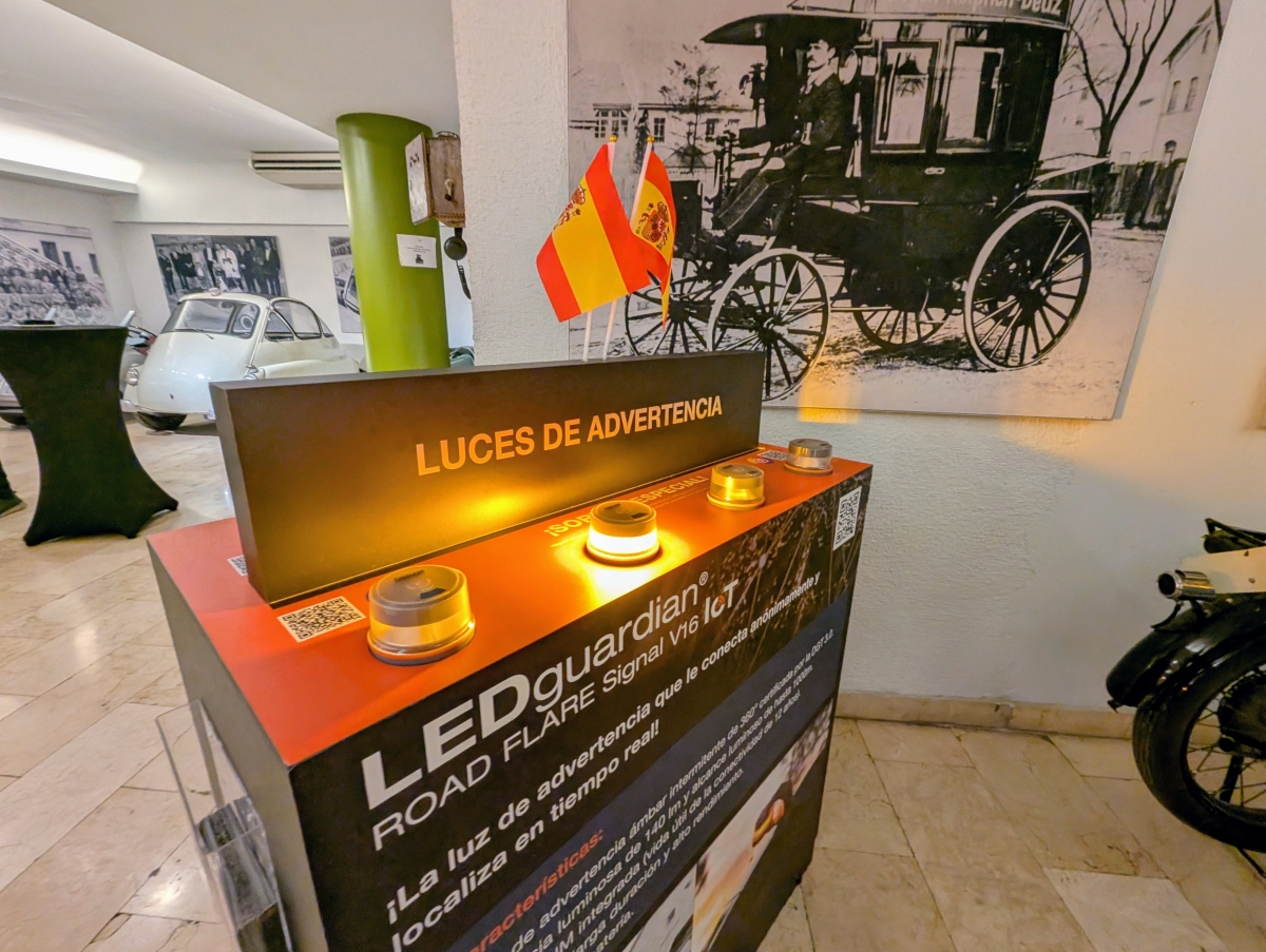 Expositor con dispositivos LEDguardian ROAD FLARE Signal V16 IoT de Osram. - 