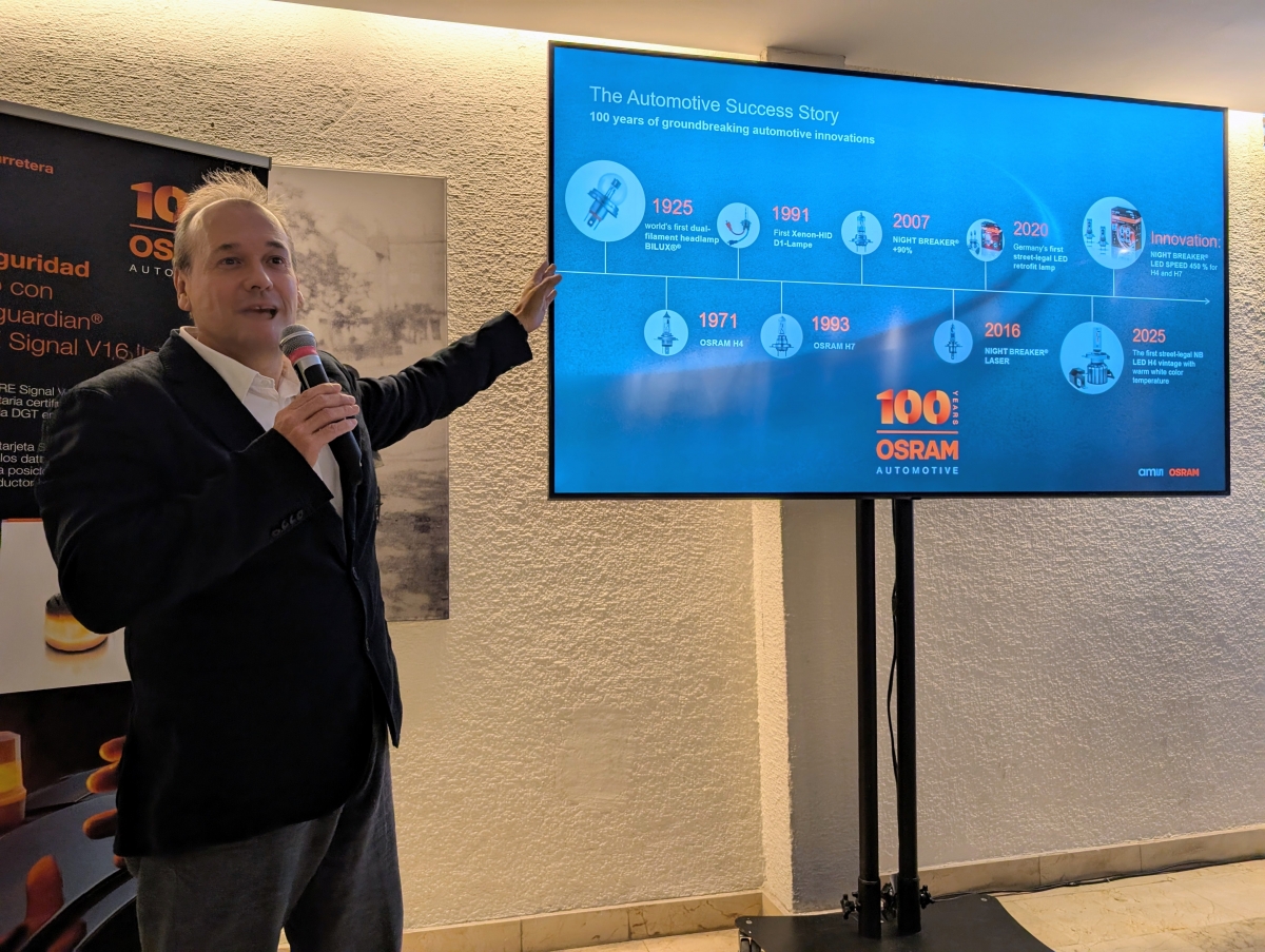 Carlos Garrido, director de Aftermarket Iberia de Osram, muestra los hitos del fabricante en sus cien años de historia.