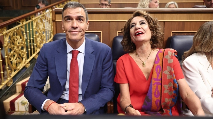 El presidente del Gobierno, Pedro Sánchez, y la vicepresidenta primera y ministra de Hacienda, María Jesús Montero. - Europa Press.