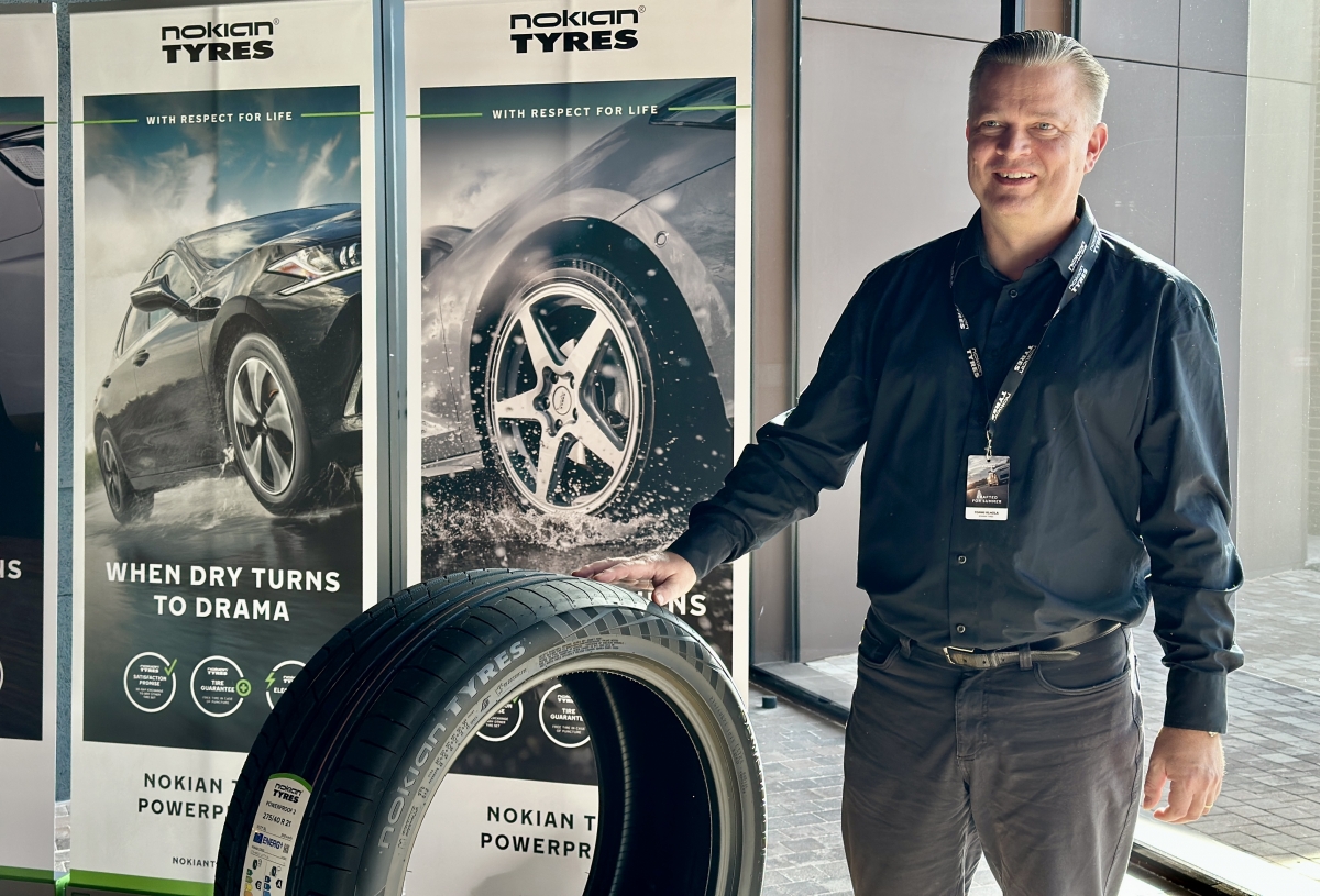 Tommi Alhola, vicepresidente sénior de Neumáticos para turismos de Nokian Tyres en Europa Central posa con el nuevo Powerproof 2.