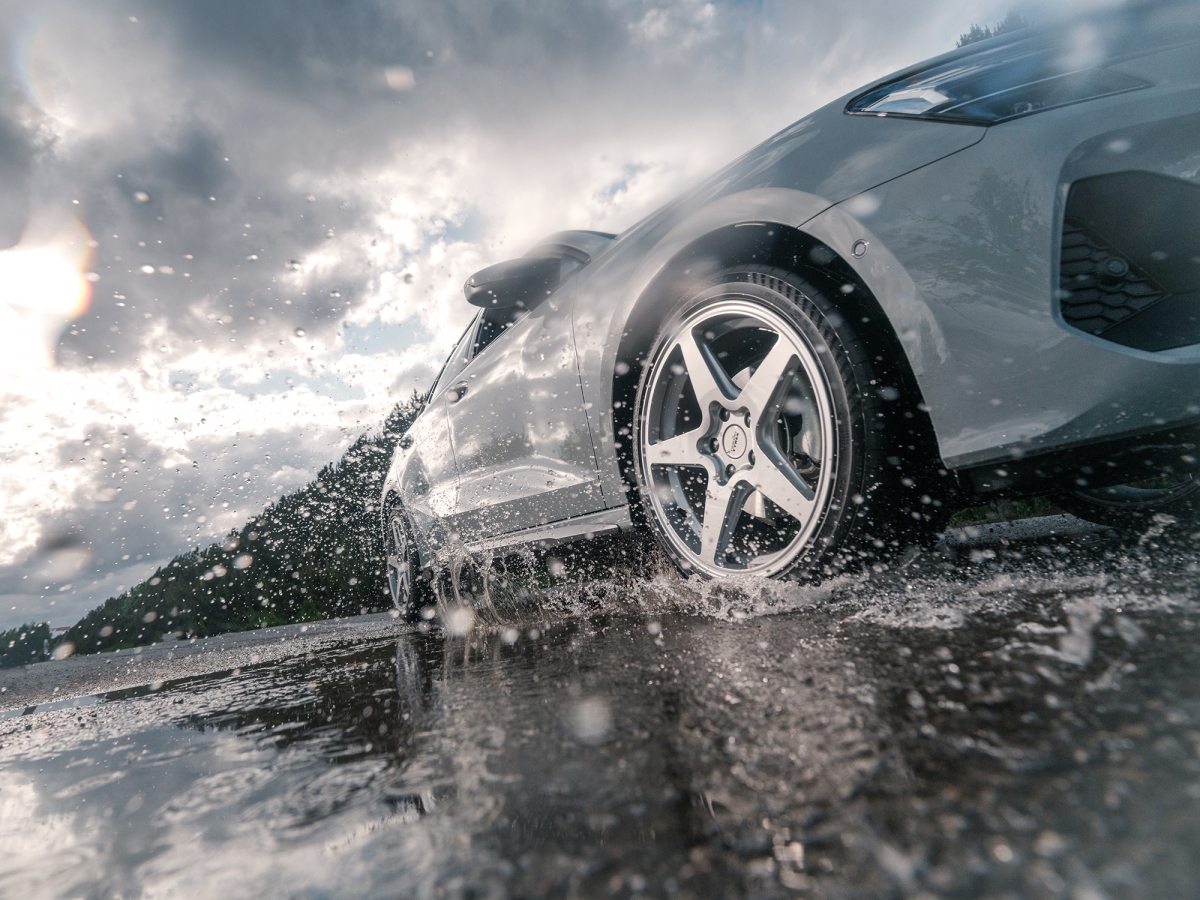 Nuevos Nokian Powerproof 2 en condiciones de asfalto mojado.