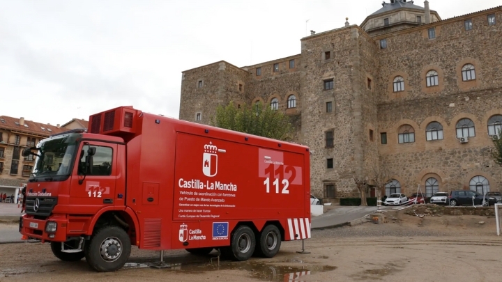 Cinco vehículos y un remolque con 200 neumáticos afectados en el incendio de un taller en Caudete (Albacete)