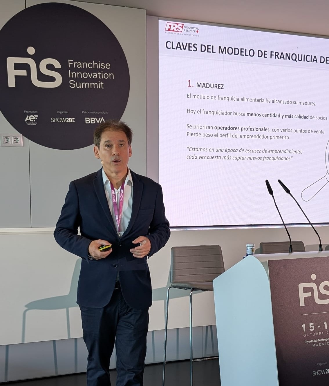 Carlos Azofra, editor de FRS, durante su presentación sobre la franquicia de supermercados.