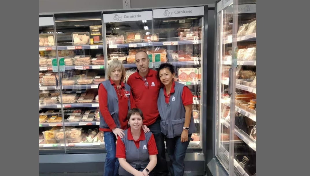 Empleados del nuevo Alcampo de Palencia que abre todos los días del año. - 