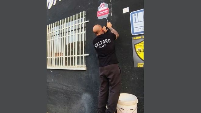 Del Toro Talleres retira la placa de Mapfre de su taller: 