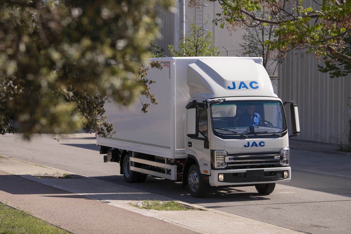 Los camiones eléctricos JAC cumplen cuatro años de su presencia en España