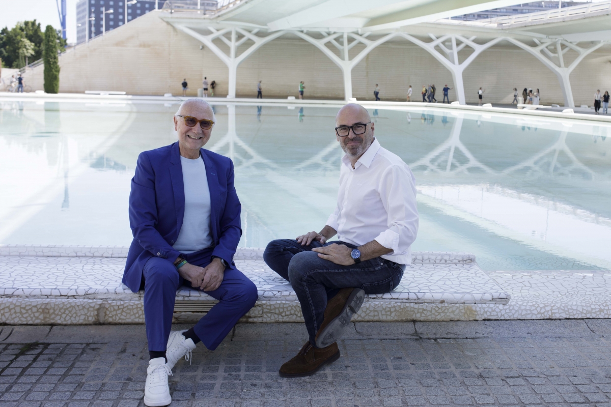Chema Rodríguez y Lluís Tarrés posan en las inmediaciones de la Ciudad de las Artes y las Ciencias de Valencia.