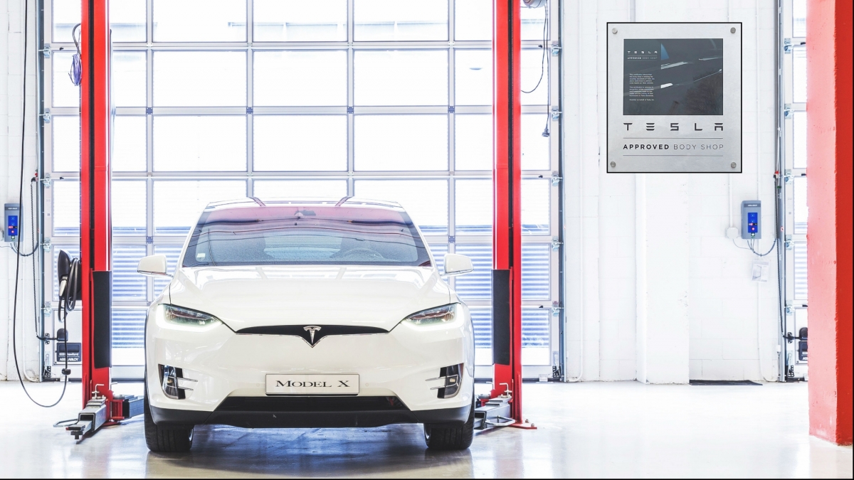 El minucioso y estricto proceso para convertirse en taller certificado en chapa y pintura de Tesla