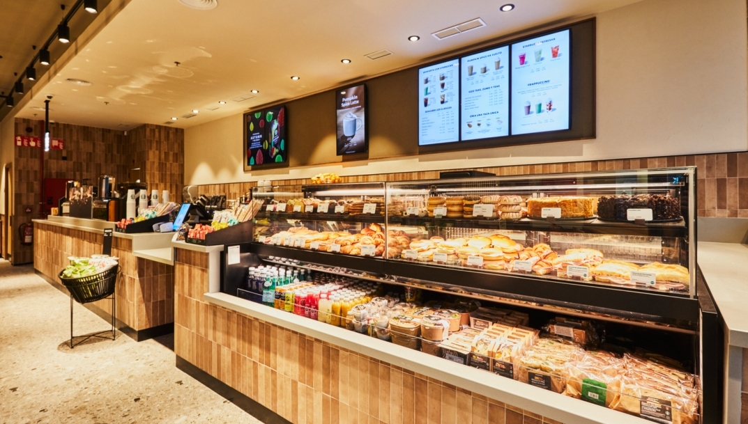 Interior del nuevo Starbucks de Alcalá de Henares.