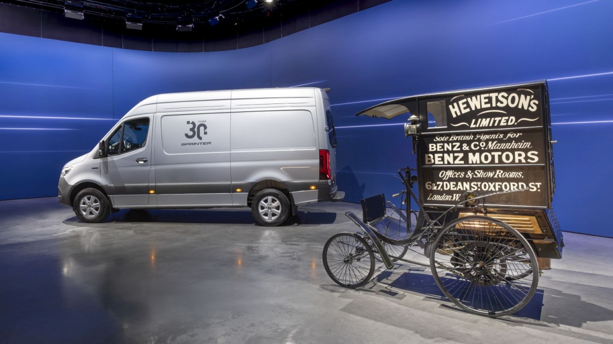 En Stuttgart hemos asistido a la presentación de la furgoneta de reparto en carretera más antigua del mundo, situada frente a una eSprinter actual. 