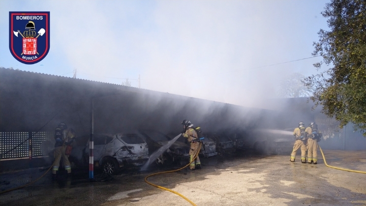 Un incendio en un taller mecánico de la pedanía murciana de Churra afecta a siete vehículos