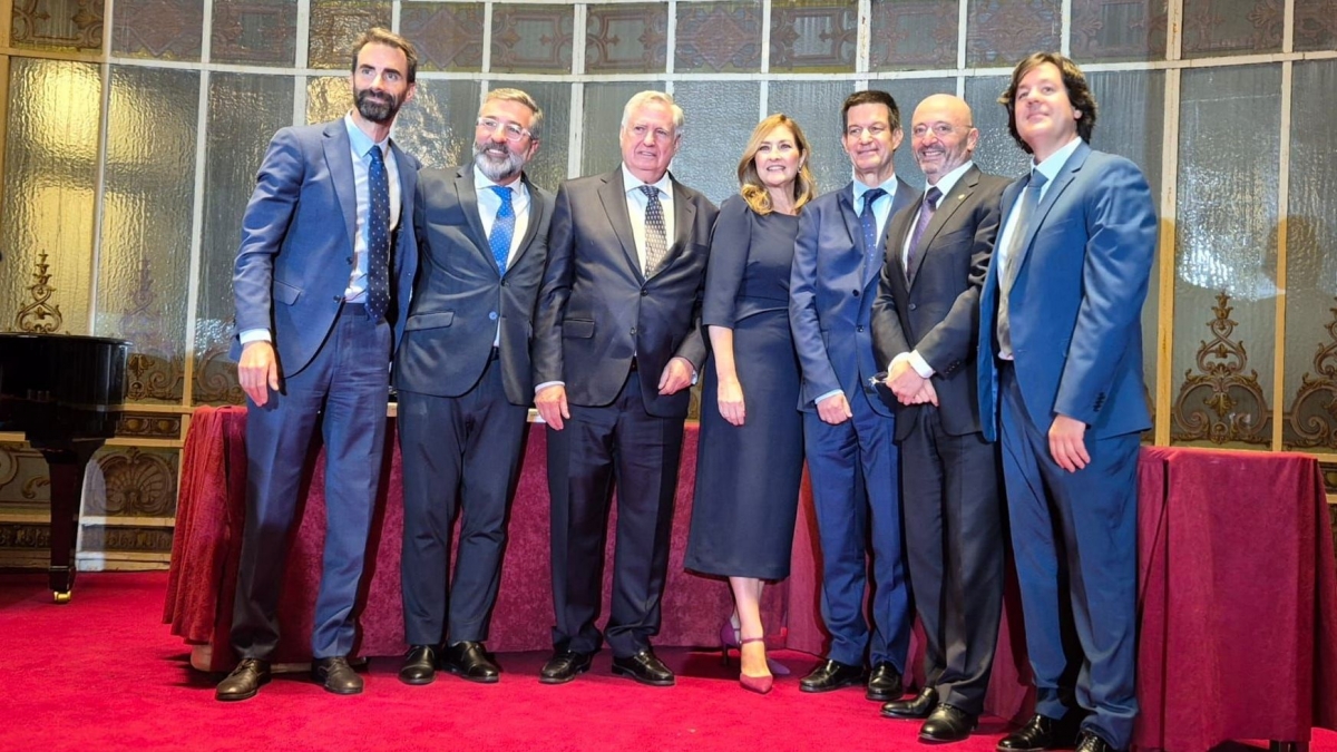 Equipo actual de Ascatravi junto con históricos directivos de la asociación.