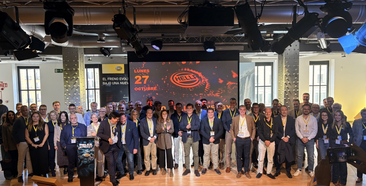 Imagen de grupo del equipo de Hella y sus clientes asistentes al Hella Synergy.
