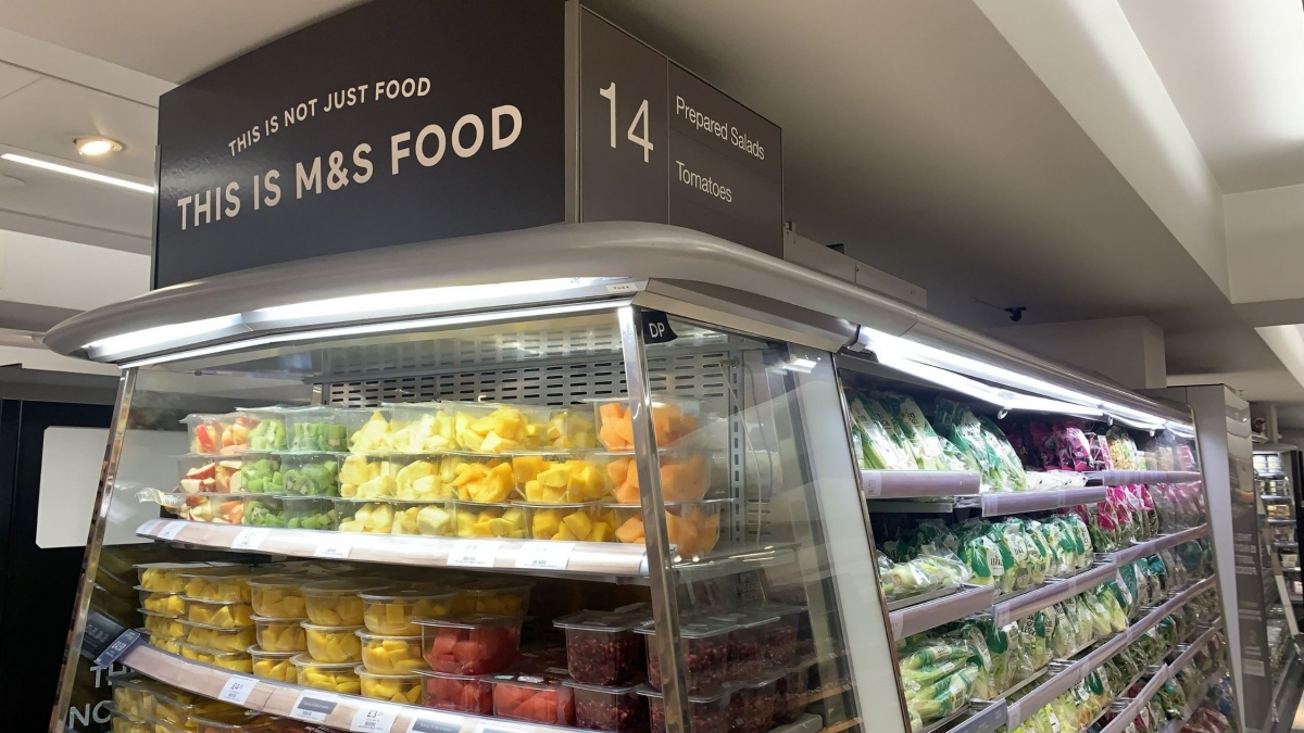 Lo que Tesco puso en marcha y M&S (en la imagen) elevó a categoría cultural se ha transformado en una estrategia de toda la industria.