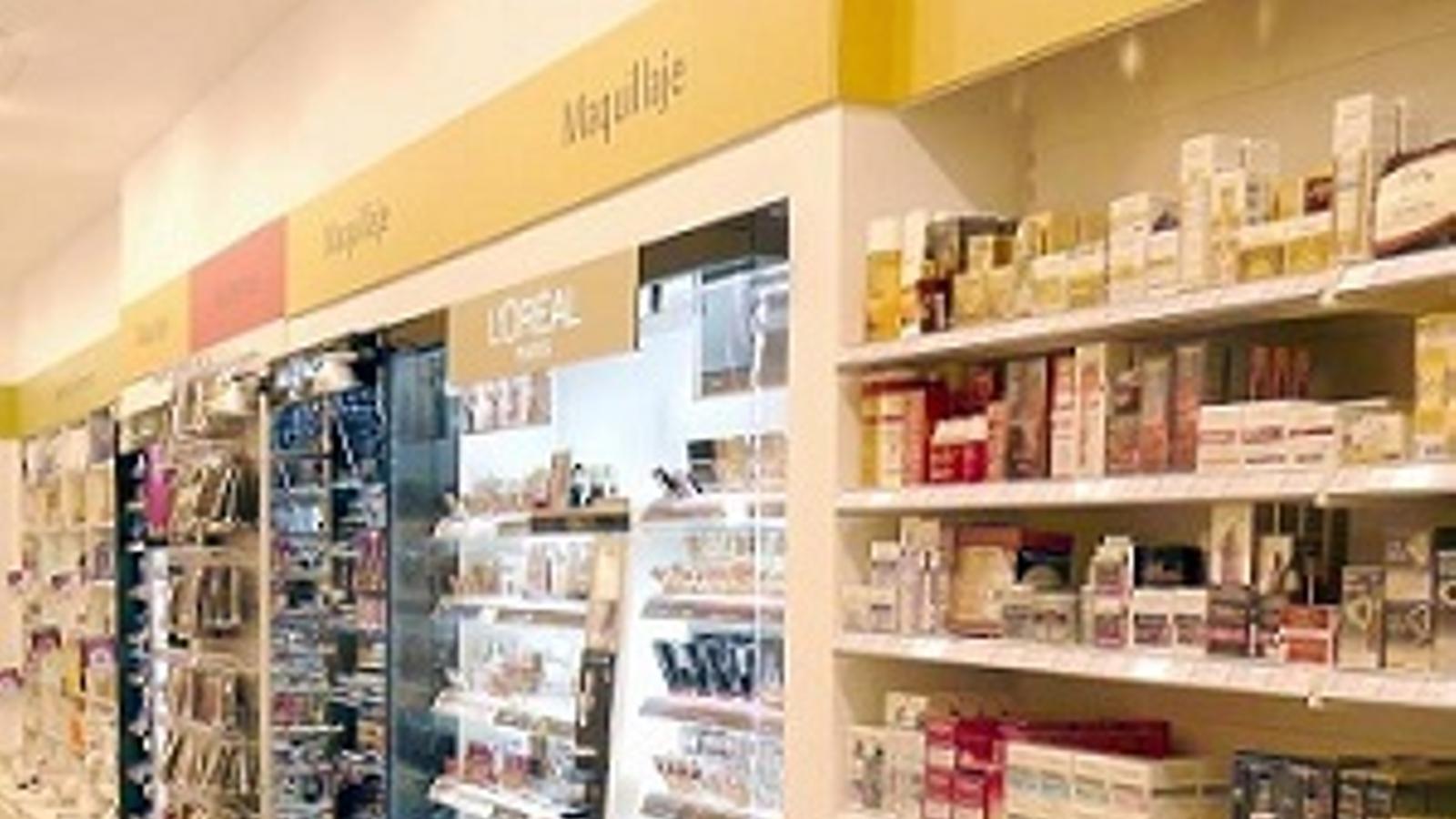 Sección de maquillaje en una perfumería - 