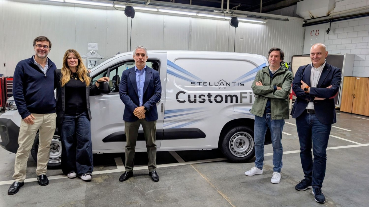 De izqda. a dcha., Pierre Pauvert, director de Marketing de Stellantis Pro One, Rosa Caniego, directora de Comunicación de Stellantis Iberia, Diego Rey, director de Stellantis Pro One Iberia, Borja Aboín, responsable de Comunicación de Stellantis Pro One, y José Ángel López Tens, responsable de Comunicación de Citroën y Peugeot en España.