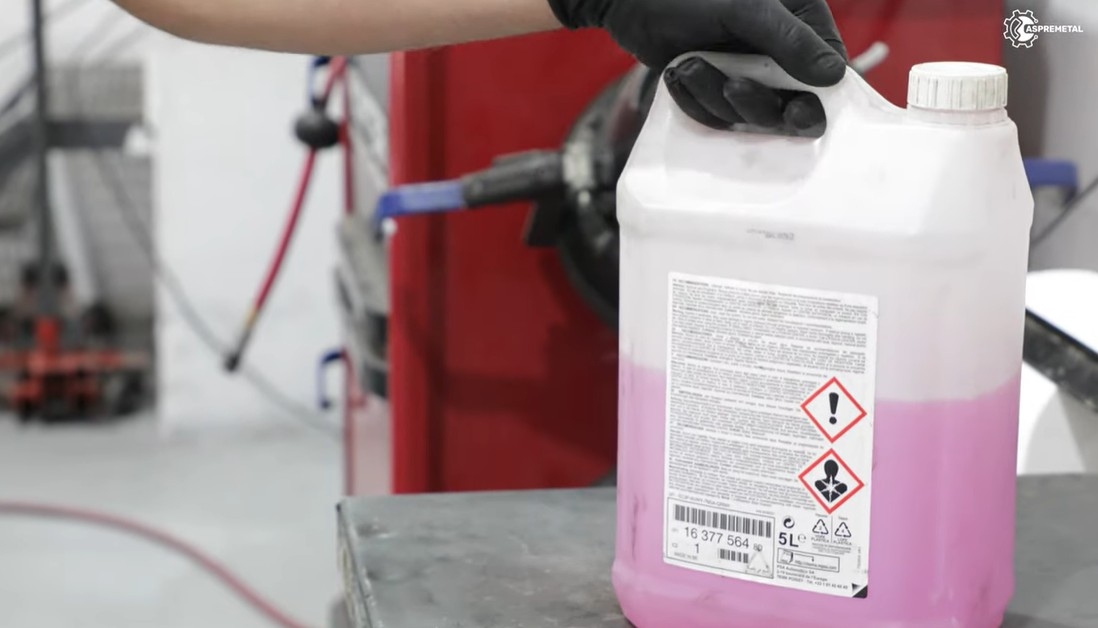 Prevención de riesgos laborales en el taller: cómo manipular sustancias químicas y residuos