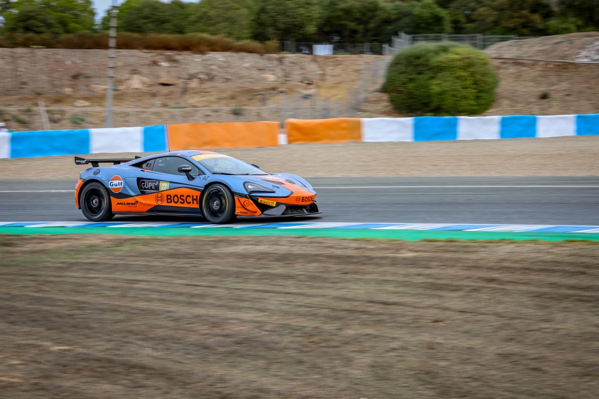 Alba Vázquez, en pleno pilotaje, durante una de sus carreras.