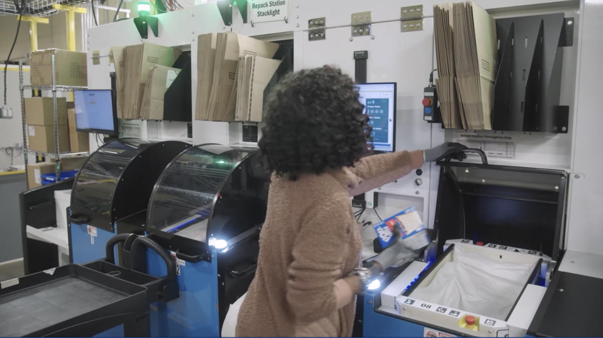 Interior del almacén logístico de la tienda, desde el que se preparan pedidos in situ.