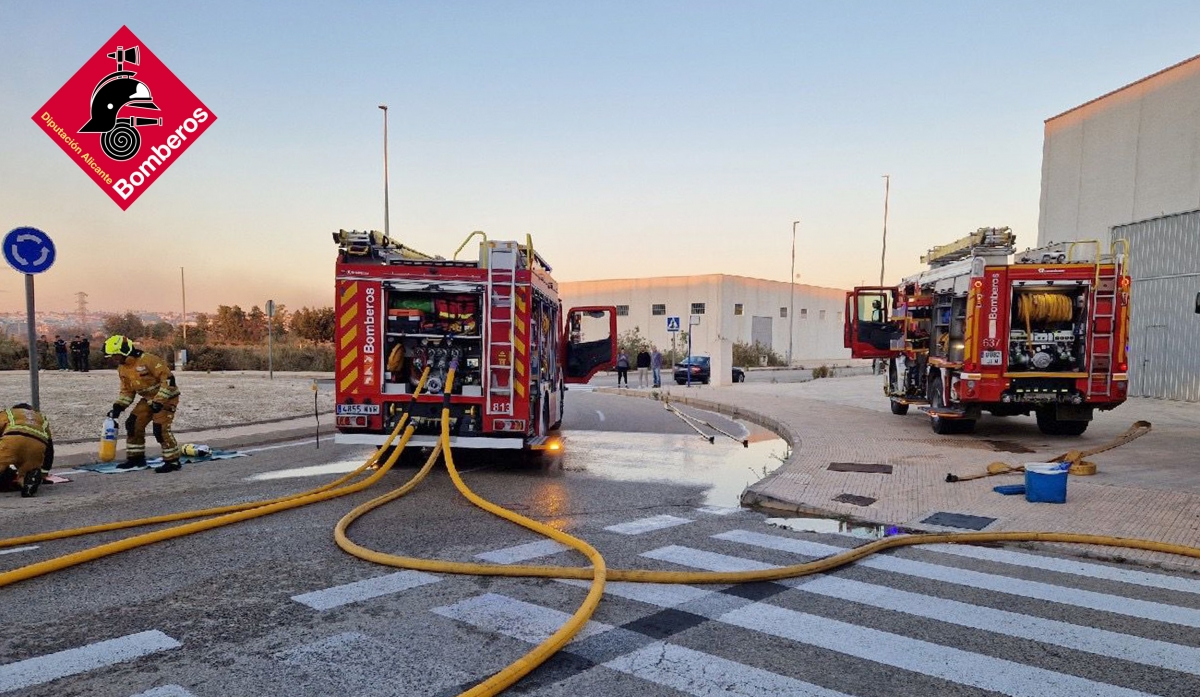 Un taller de San Fulgencio (Alicante) sufre un incendio en el que arden varios vehículos eléctricos y diversos materiales
