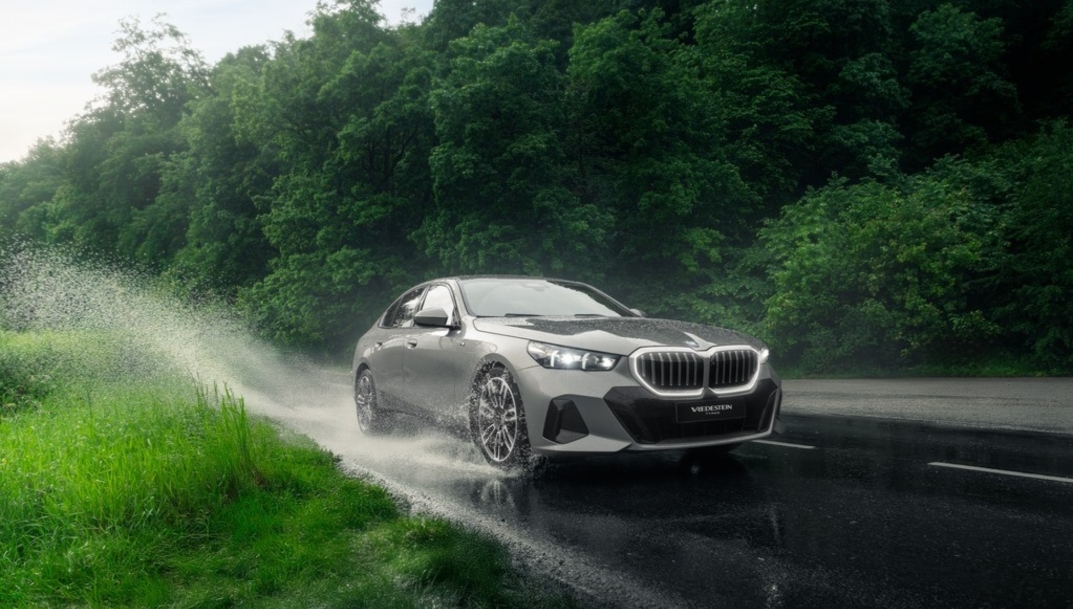 La mitad de los conductores españoles desconoce las distancias de frenado en mojado, según un estudio de Apollo Tyres