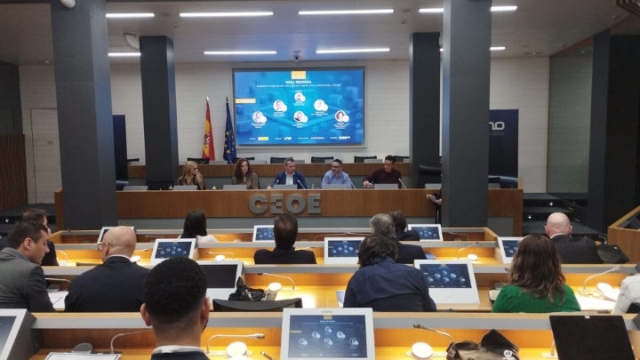 Mesa redonda sobre ecommerce en temporada alta.