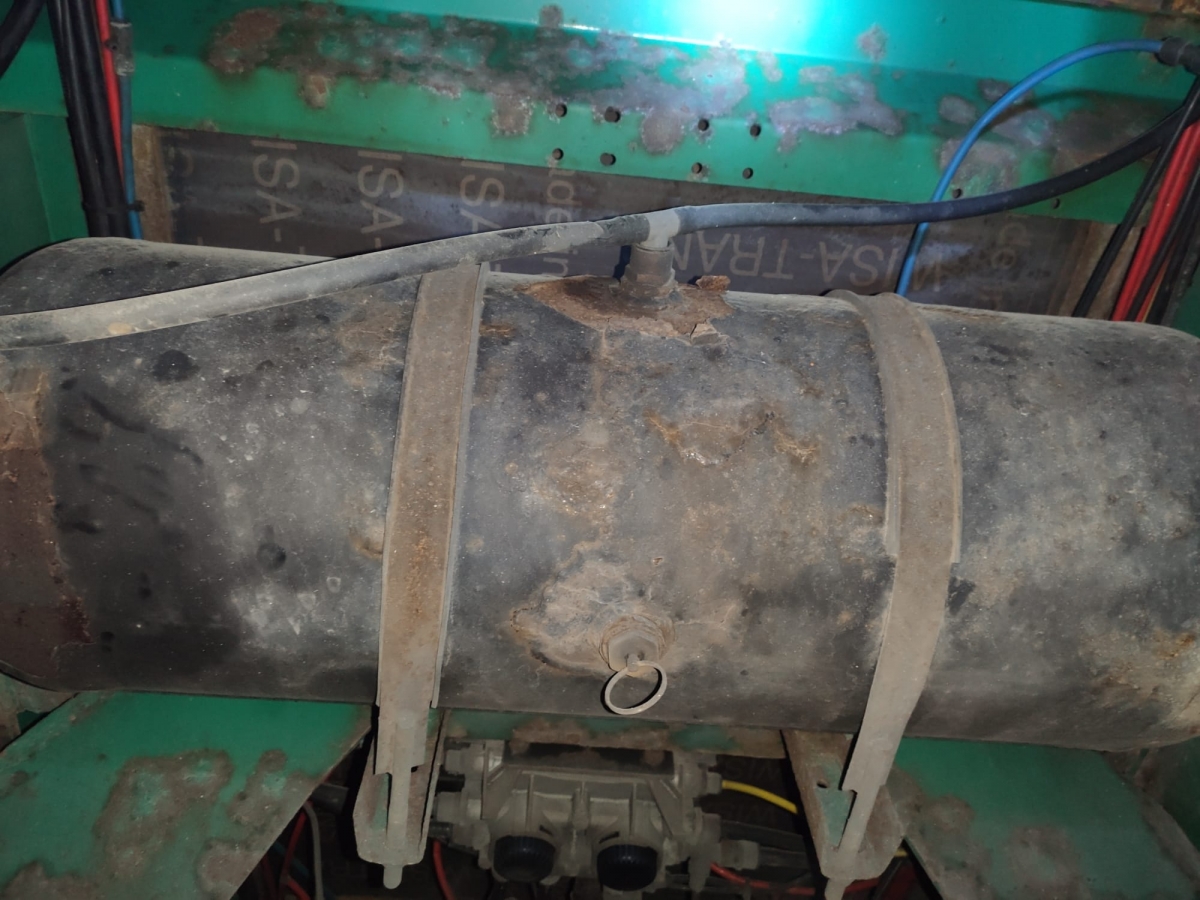 La corrosión y oxidación pueden afectar al funcionamiento del calderín de aire en el VI.  - 