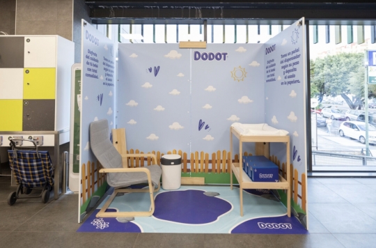 Hiperdino, en alianza con Dodot (P&G), instala salas de higiene personal para bebés en diez de sus tiendas