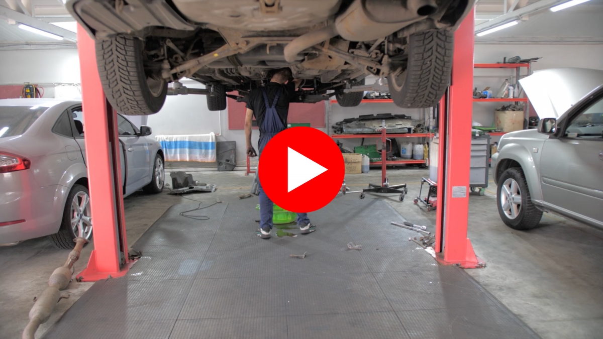 Mercadona también le hace la competencia a los talleres: en busca de mecánicos hasta 2.300 euros al mes para mantener sus flotas