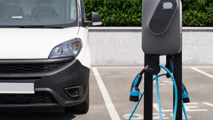 El Gobierno destina 50 millones en ayudas para electrificar vehículos ligeros y hasta 200 millones para infraestructura